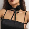 Collier à lacet noir avec fleurs - Colliers pour travestis Collier à lacet noir avec fleurs - Colliers pour travestis