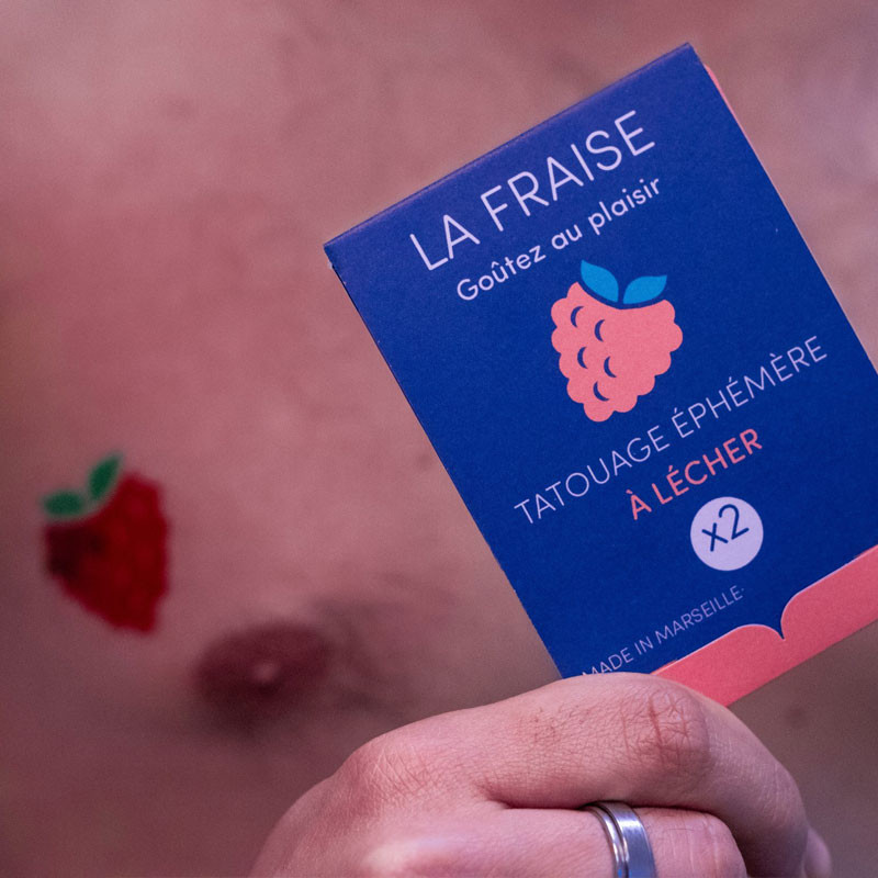Ephemeral lickable tattoo La Fraise - Erotic massage for cross-dressers